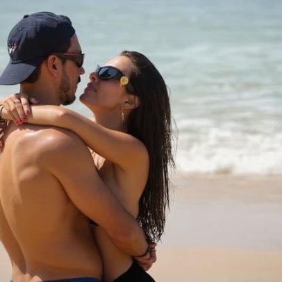 Giovanna Lancellotti curte praia em Noronha ao lado do marido
