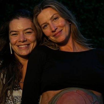 Gisele Bündchen aparece com pintura na barriga em foto divulgada por parteira