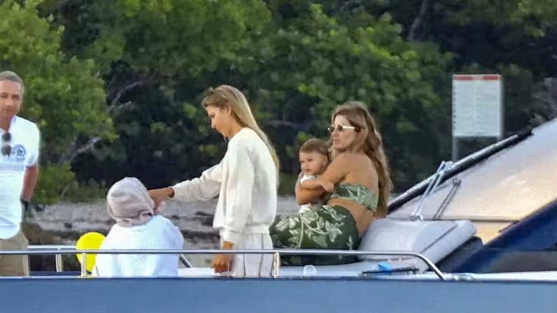 Gisele Bündchen curte passeio de lancha com o filho caçula — Foto: The Grosby Group