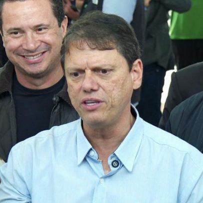 Tarcísio afirma que ajudará Flávio Bolsonaro e nega disputar a Presidência
