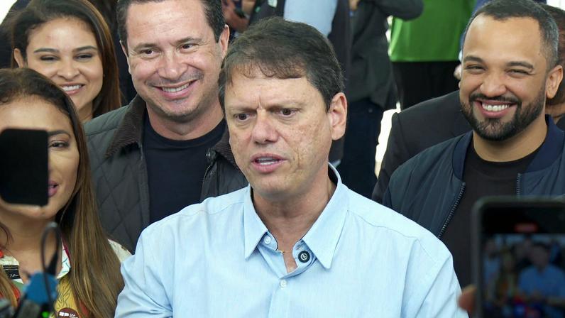 Tarcísio de Freitas disse que vai ajudar Flávio Bolsonaro e negou planos de disputar a Presidência da República durante evento em Embu das Artes (SP). — Foto: Reprodução/Globonews