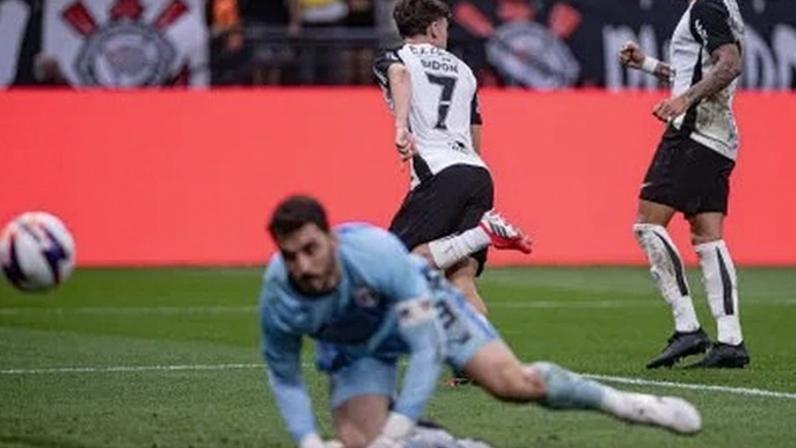Breno Bidon comemora o gol do empate do Corinthians contra o São Paulo