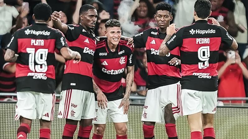 Jogadores do Flamengo comemoram com Carrascal o gol da vitória no clássico contra o Vasco