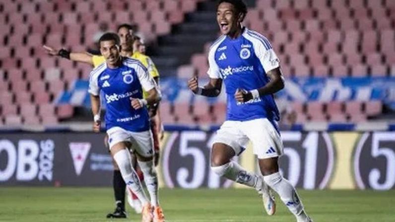 Kenji comemora gol do Cruzeiro sobre o Tombense