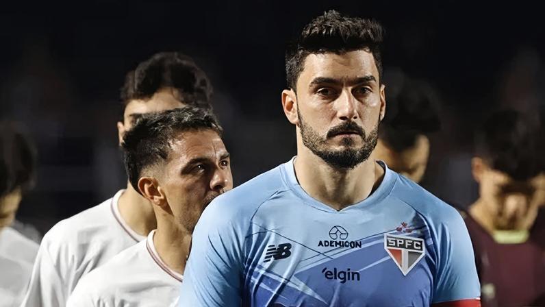 Rafael, goleiro do São Paulo, lidera a fila de jogadores em partida do Brasileirão 2025