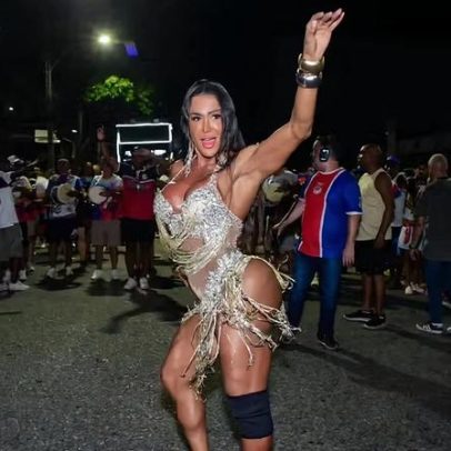 Gracyanne Barbosa desfilando com tênis como rainha de bateria após cirurgia