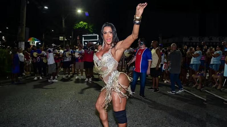 Gracyanne Barbosa usa joelheira para participar de ensaio da escola União da Ilha do Governador