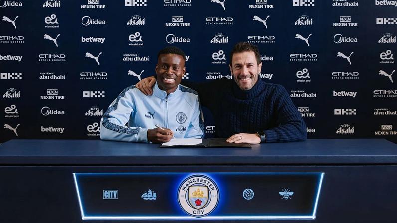 Manchester City contratou recentemente o zagueiro Marc Guéhi — Foto: Divulgação / Manchester City