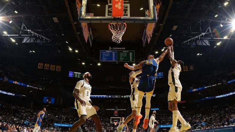 Gui Santos busca rebote em jogo entre Warriors e Bucks na NBA (Foto: Noah Graham/NBAE via Getty Images/AFP)