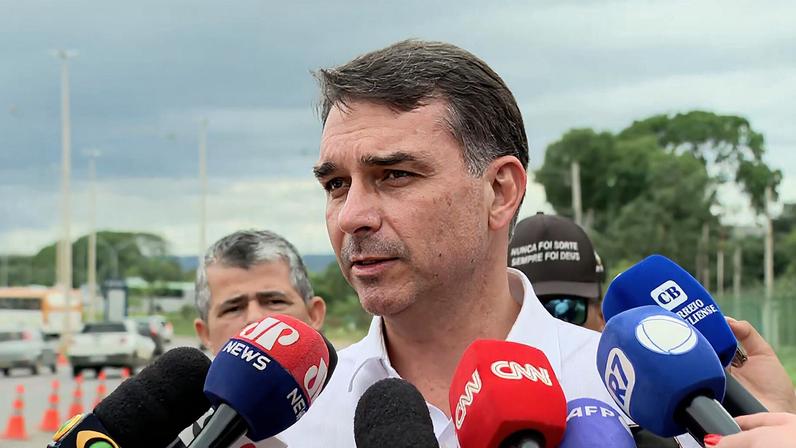 O senador Flávio Bolsonaro concede entrevista após visitar o ex-presidente Jair Bolsonaro na prisão — Foto: Reprodução/TV Globo