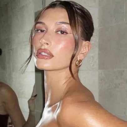 Hailey Bieber usa creme de recuperação para combater pele de inverno