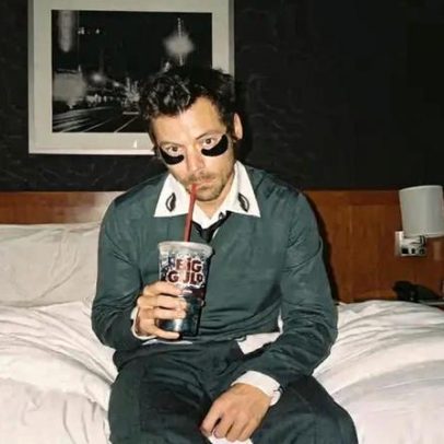 Mesmo Harry Styles não resiste a patches luxuosos para a área dos olhos