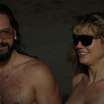Heidi Klum curte dia de praia com o marido e beijo