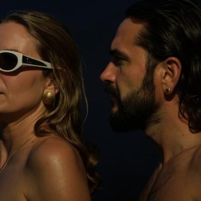 Heidi Klum e o marido voltam a aparecer topless em praia do Caribe