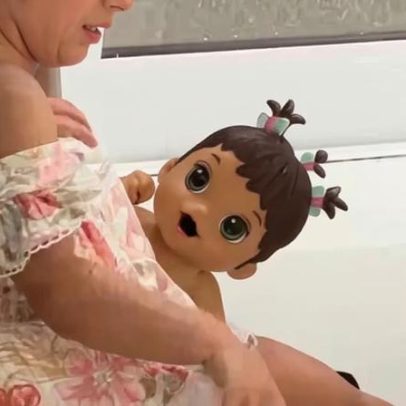 Amanda Kimberlly mostra Helena, filha de Neymar, brincando de boneca