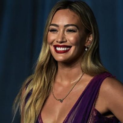 Hilary Duff provoca canção sobre encontros em meio a drama de grupo de mães
