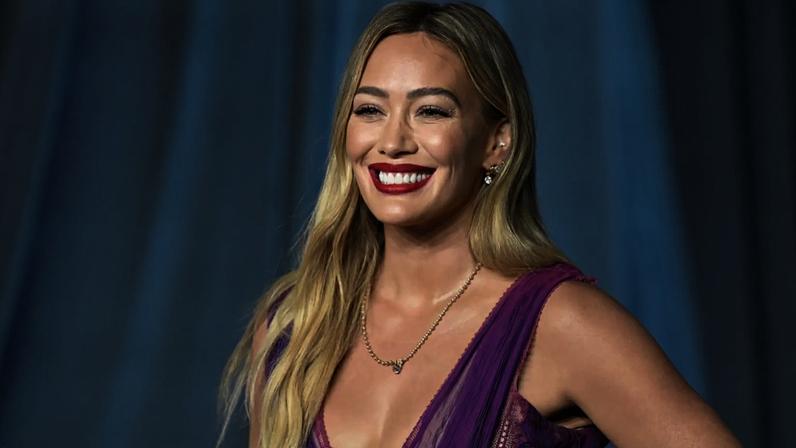 Hilary Duff provoca canção sobre encontros em meio a drama de grupo de mães