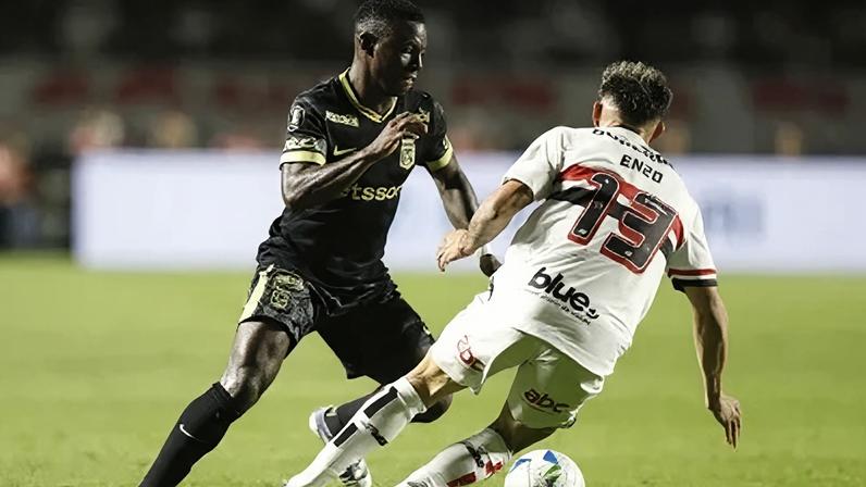 Hinestroza tenta jogada em partida do Atlético Nacional contra o São Paulo pela Libertadores