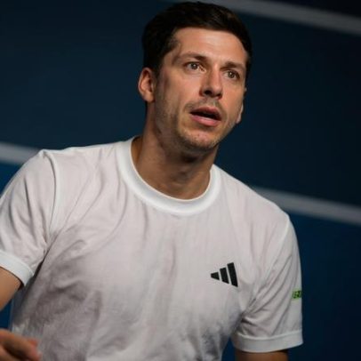 Hurkacz vence Zverev e conquista primeira vitória em sete meses