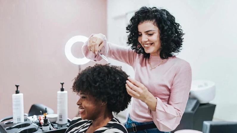 Pesquisa mostra como a educação profissional sustenta a carreira de cabeleireiros