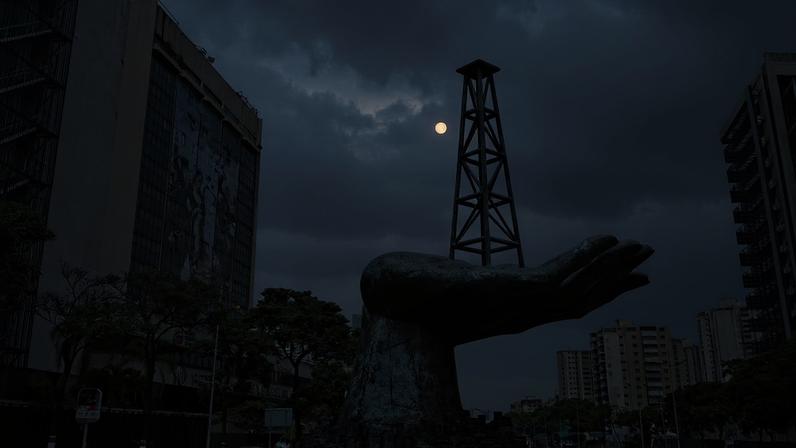 O país produz hoje cerca de 1 milhão de barris por dia, frente aos cerca de 3,5 milhões do final dos anos 1990. Diversas empresas dos EUA têm capacidade de extrair e refinar o petróleo pesado, entre elas a Chevron, que já opera na nação caribenha – Imagem: Federico Parra/AFP e iStockphoto