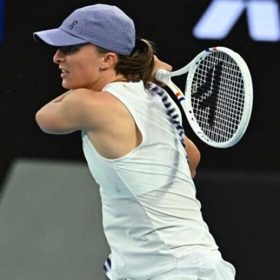 Iga vence estreia na Austrália após primeiro set difícil