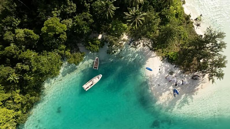 Viagem pelas "Ilhas das Especiarias", na Indonésia, pode ser feita a bordo de luxuosas embarcações