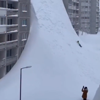 Nevasca extrema na Rússia encobre prédios, deixa mortos e causa destruição