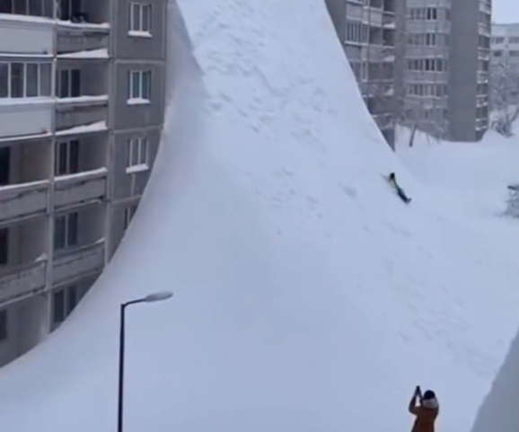 Nevasca extrema na Rússia encobre prédios, deixa mortos e causa destruição