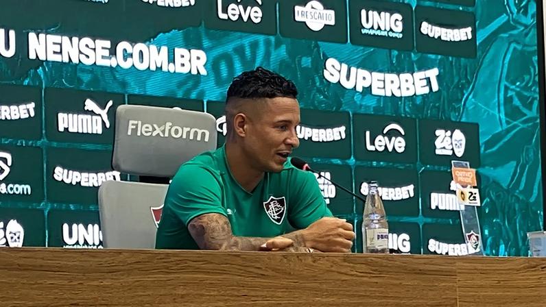 Guilherme Arana em coletiva no CT do Fluminense (Foto: Pedro Brandão/ Lance!)