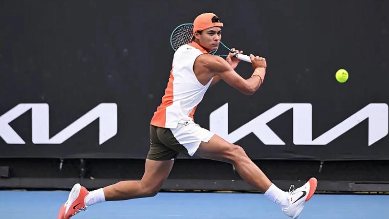 Guto Miguel em ação na chave juvenil do Australian Open (Reprodução)