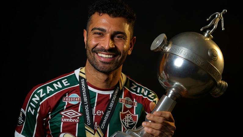 Thiago Santos com a taça da Libertadores que conquistou pelo Fluminense