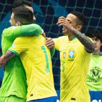 Brasil vence a Venezuela com gol do goleiro e lidera a Copa América de Futsal