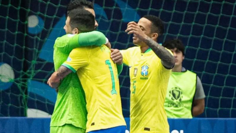 Brasil vence a Venezuela com gol do goleiro e lidera a Copa América de Futsal