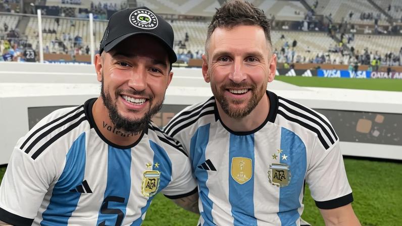 Acosta e Messi no título da Argentina na Copa do Mundo de 2022 (Foto: Divulgação)
