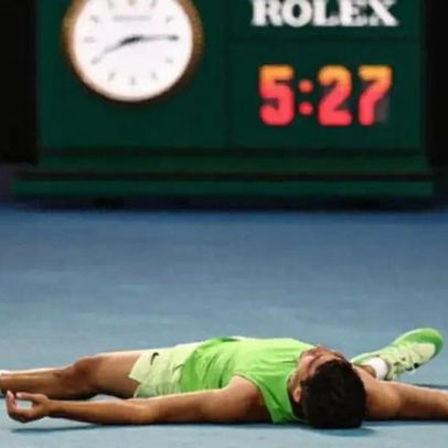 Alcaraz supera cãibras e avança à final inédita do Australian Open