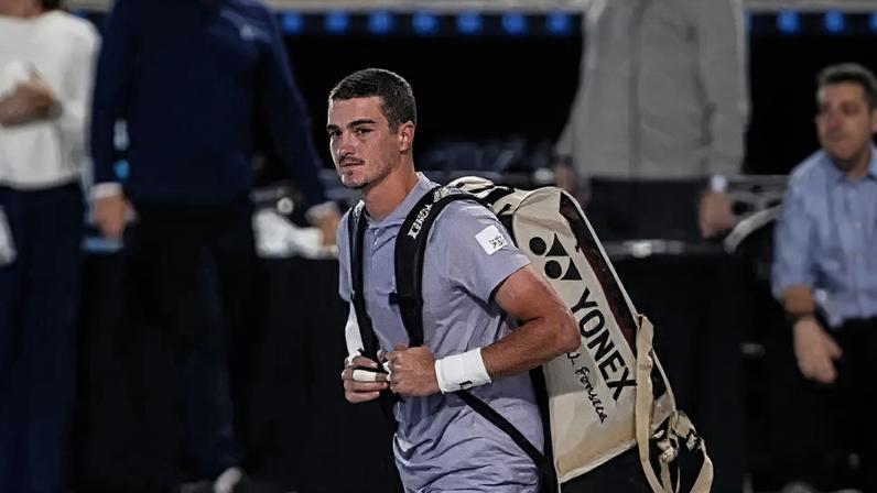 João Fonseca entra em quadra para partida-exibição contra Carlos Alcaraz em Miami (Divulgação)