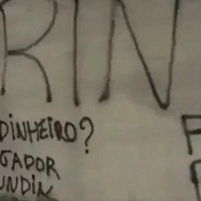 Muros do CT do Botafogo são pichados em protesto contra John Textor
