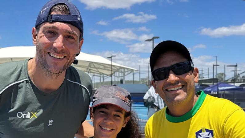 O gaúcho Marcelo Demoliner posa com dois torcedores brasileiros em Brisbane (Reprodução)