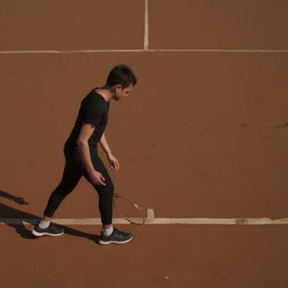 Tenista egípcia comete erros incomuns em torneio profissional; vídeo