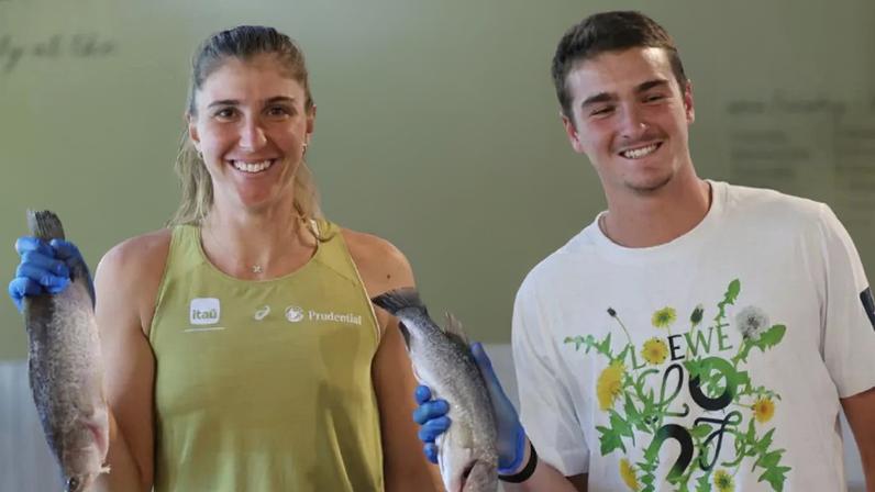 Bia Haddad e João Fonseca em visita ao Mercado Central de Adelaide (Divulgação)