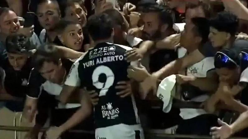 Yuri Alberto comemorando gol do Corinthians (Foto: Reprodução/CazéTV)