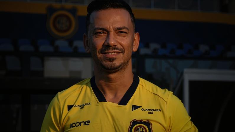 Rodrigo Lindoso com a camisa do Madureira (Foto: Divulgação)