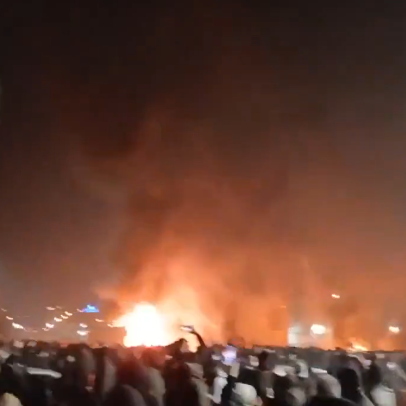 Protestos no Irã representam maior oposição em anos, com apagão de internet