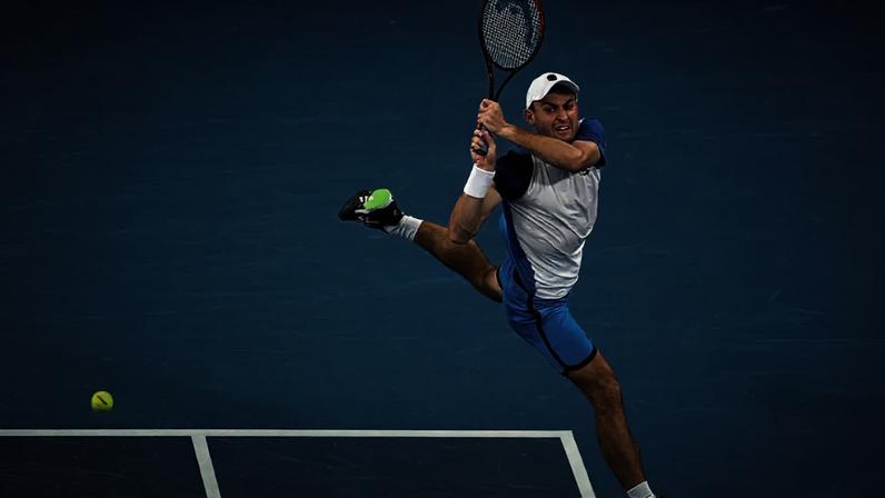 O tenista russo Aslan Karatsev chegou à semifinal do Australian Open de 2021 (Foto: Divulgação)