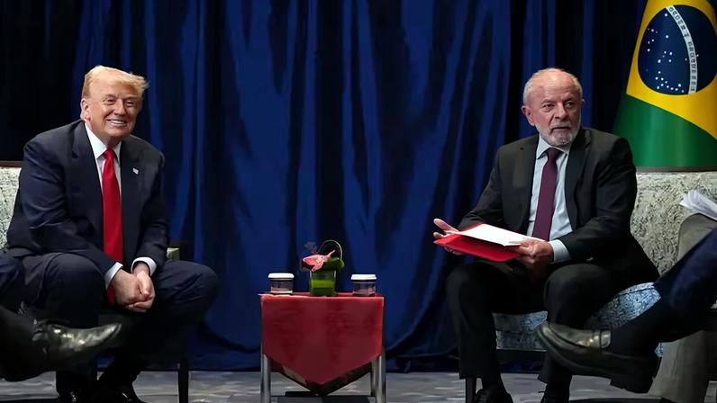 Trump e Lula mantiveram um encontro bilateral na Malásia, no domingo (26/10). O Brasil aguarda a redução das tarifas de importação sobre seus produtos. — Foto: Getty Images via BBC