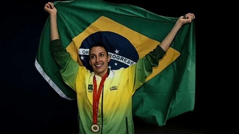 Sheilla celebra medalha de ouro conquistada na Olimpíada de Pequim (Foto: Divulgação/FIVB)