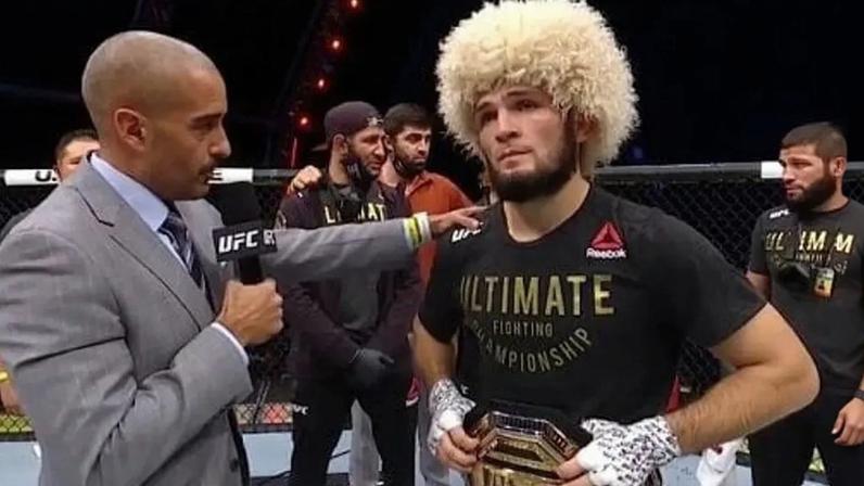 Bastante emocionado, Khabib anunciou sua aposentadoria do MMA após a luta (Foto reprodução YouTube UFC)