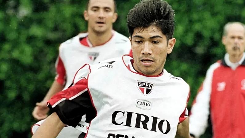 Sandro Hiroshi em ação pelo São Paulo no fim dos anos 1990, período de maior projeção de sua carreira. (Divulgação/Lance!)