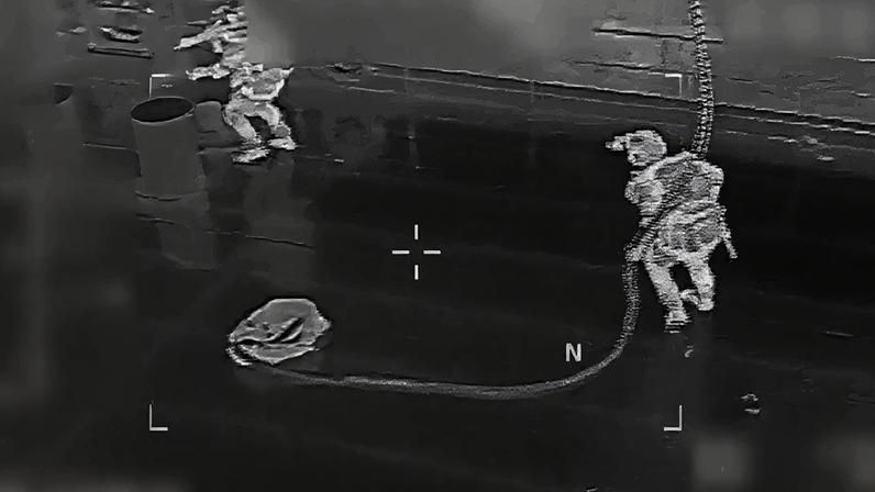 Militares norte-americanos ao entrarem em navio petroleiro no Caribe para apreensão